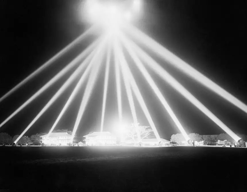 Which famous World War II leader wrote an unpublished essay in 1939 on the possibility of extraterrestrial life in the universe?