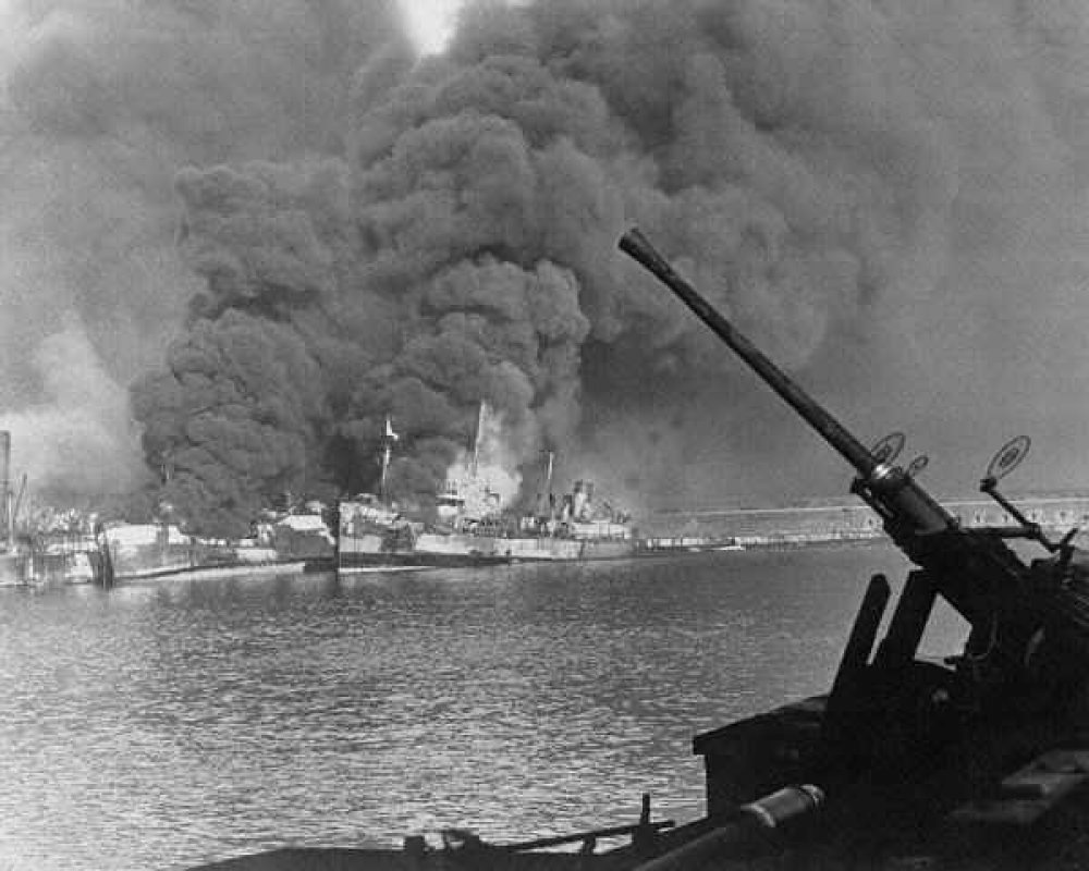 What type of poison gas carried by an American ship was accidentally released due to a German air raid in the south Italian port of Bari?