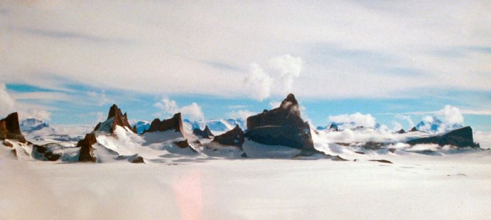 The German Antarctic expedition of 1938-39 was looking for a good site for what type of facility?