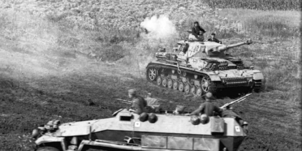 Which tank saw its combat debut at the Battle of Kursk, the largest tank battle in history? (Not necessarily in the photo.)