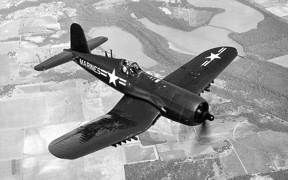 What weakness delayed the adoption of the F4U Corsair as a carrier-borne fighter?