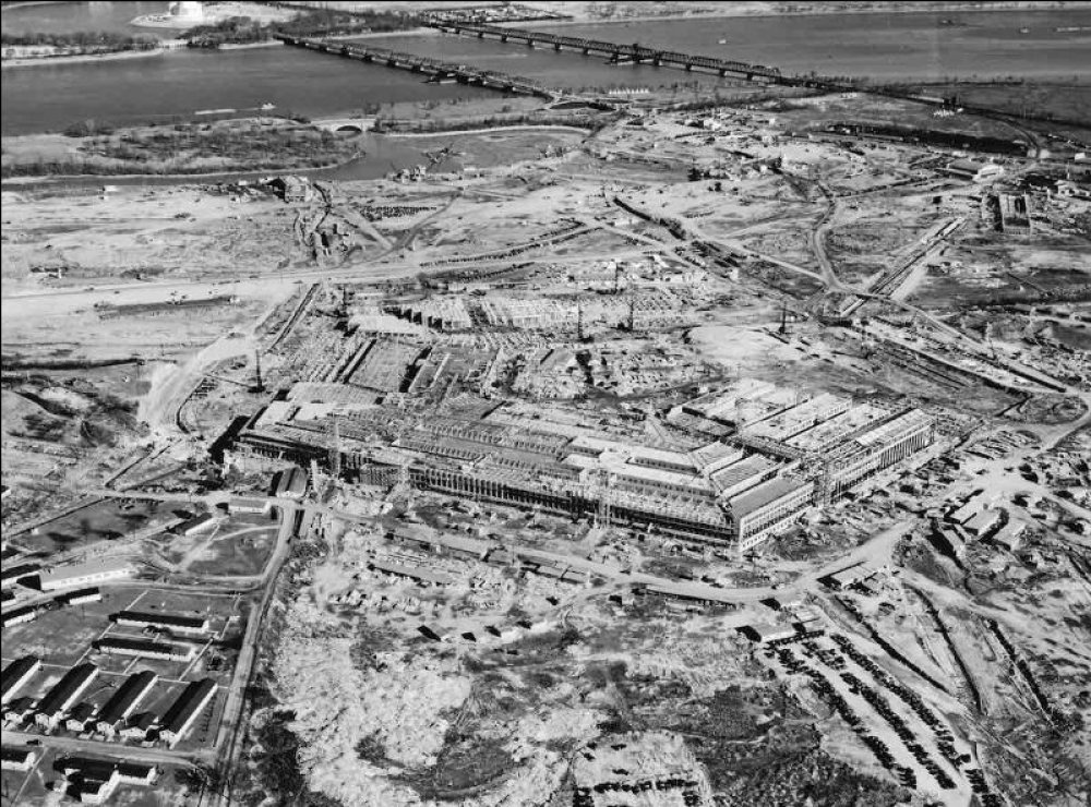 Why does the Pentagon, built during World War II, have an unusually large number of bathrooms for its size?