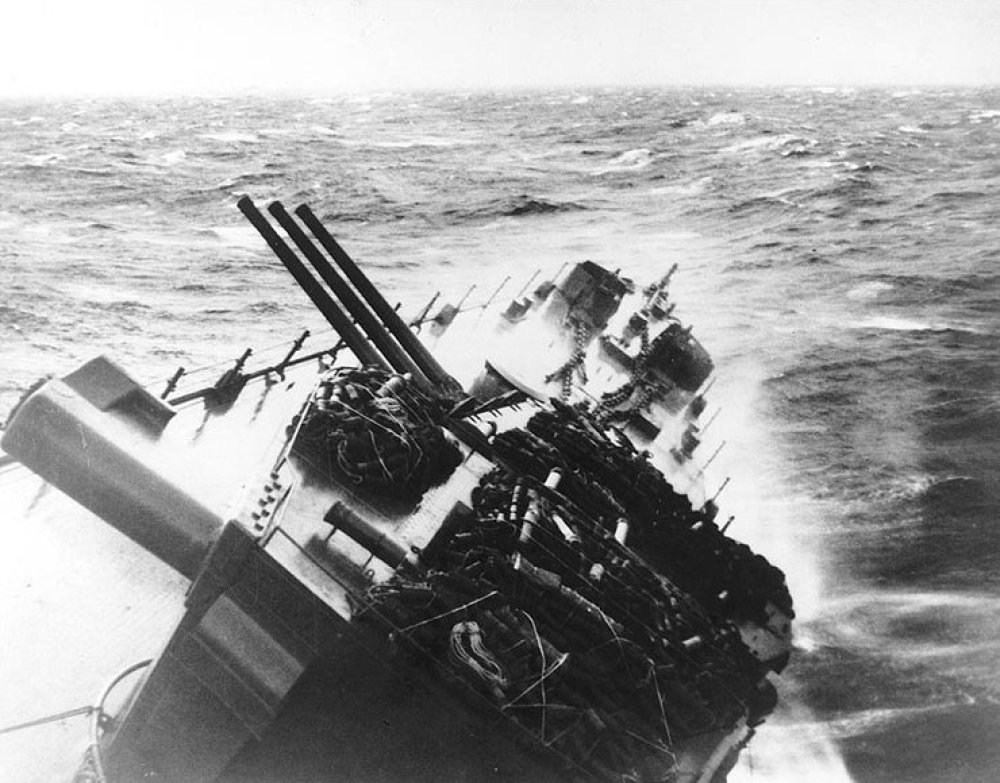 Which one of these was NOT a factor that decreased the survivability of American warships caught in Typhoon Cobra in December 1944?