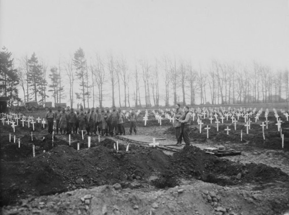 During which war did the United States decide that servicemen killed abroad should be returned to U.S. soil as soon as possible, rather than first being buried in a local temporary cemetery?