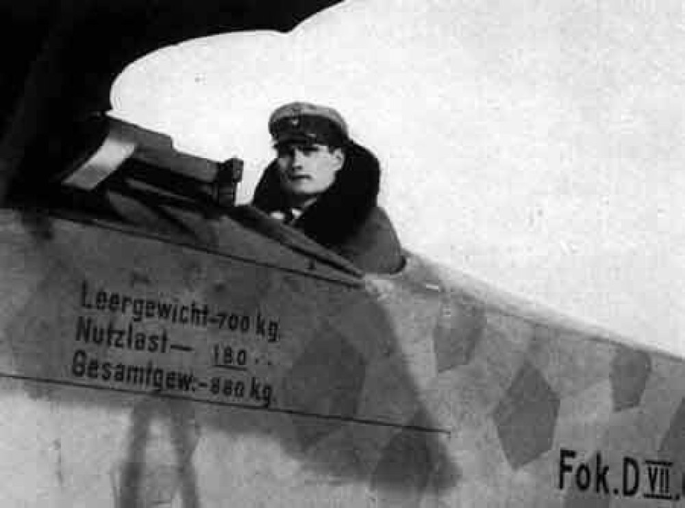 In what type of plane did Deputy Führer Rudolf Hess secretly fly to Britain in an attempt to negotiate peace behind Hitler’s back?