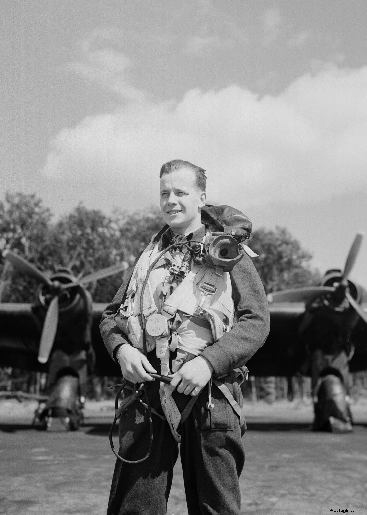 Which famous American actress had a vest-like flotation device nicknamed after her by Allied aircrews in World War II?