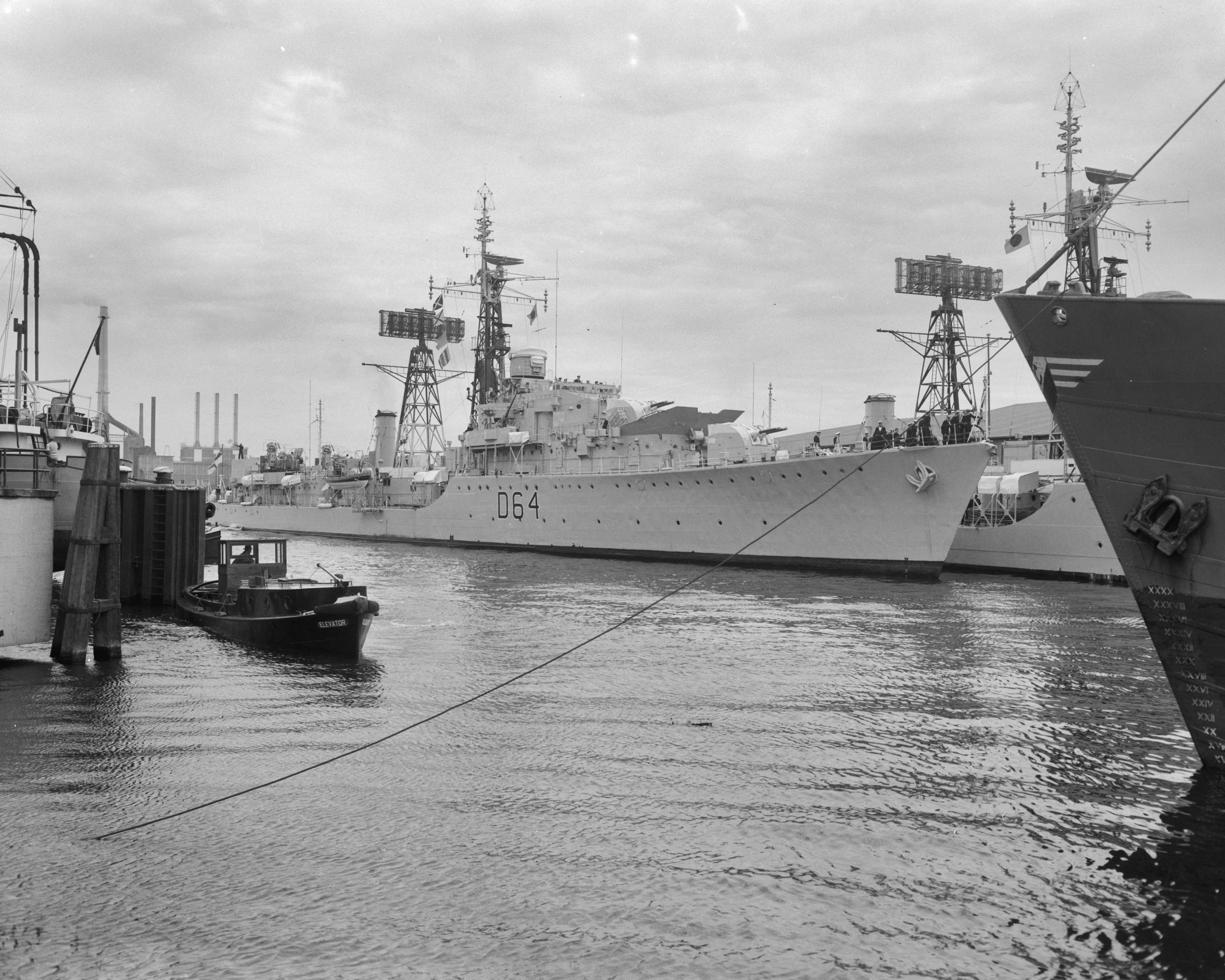 Which World War II belligerent nation had a class of destroyers all members of which were named after various weapons?