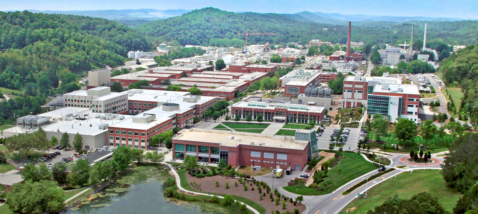 What is the name of the city in Tennessee that was originally built in secrecy to serve as a production site for the Manhattan Project?
