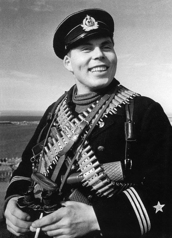 Why did Soviet Naval Infantry, the Soviet equivalent of Marines, often wear several machine gun ammo belts wrapped around their body during World War II?