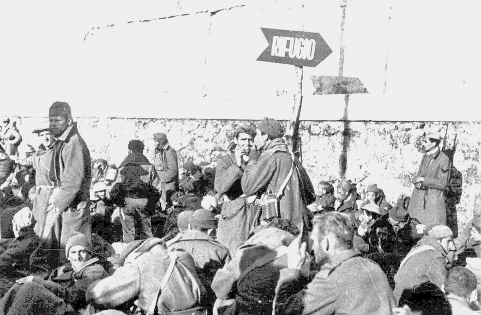 How many of the 70,000 Alllied prisoners of war kept in Italy escaped in a single day on September 8, 1943, simply walking out of the camps when their prison guards deserted?