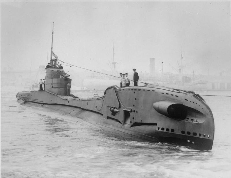 Can you identify the class of this World War II-era submarine? (Hint: the hull shape is very distinctive.)