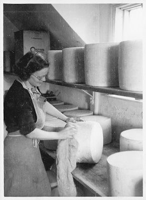 Which traditional English cheese enjoyed almost complete monopoly in Britain during World War II because of government’s nationalization of the cheese industry?