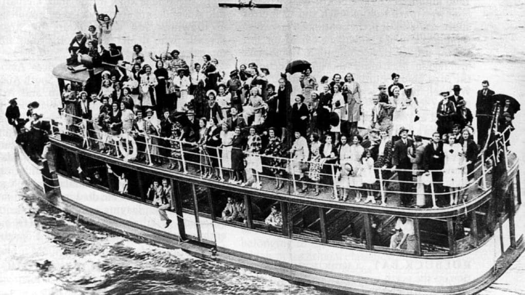 The Rodney disaster occurred in February 1938; 19 people died when the ferry Rodney capsized while trying to get a better look at an American warship in Sidney Harbour, Australia. What type of U.S. Navy ship was the object of curiosity?