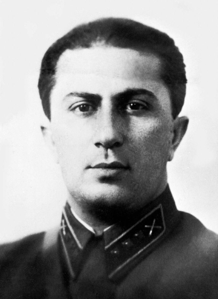 In what branch of the Red Army did Yakov Dzugashvili, Stalin’s eldest son, serve during World War II?