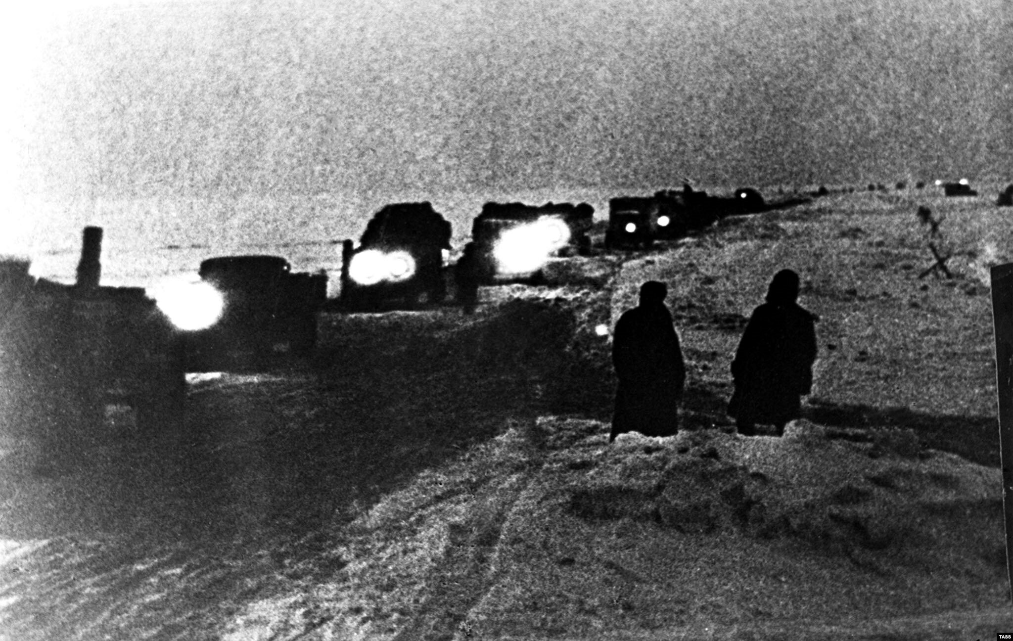 Over which body of frozen water did the Soviets maintain a precarious supply line of ice convoys to the besieged city of Leningrad?