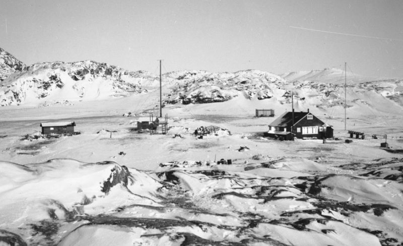 Who burned down the headquarters of the Northeast Greenland Sledge Patrol in March 1943?