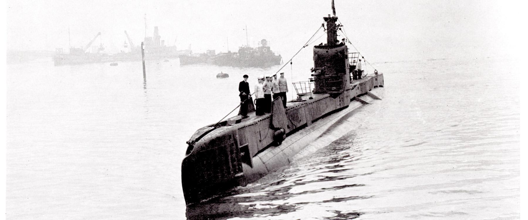 What was the name of the British submarine used for various secret operations during World War II, including taking U.S. Lt. Gen. Mark Clark ashore in Vichy North Africa for secret talks, and depositing a dead body dressed up in uniform and carrying false invasion documents for the Axis to find?