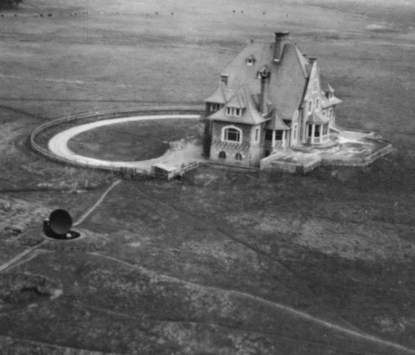 How did the British commandos carrying out the Bruneval Raid, the theft of German radar technology in February 1942, approach their target?
