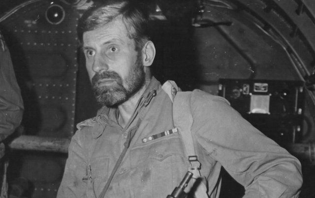 Which eccentric British officer was known for carrying around an alarm clock, wearing a string of onions around his neck, going  about naked and pioneering guerilla warfare?