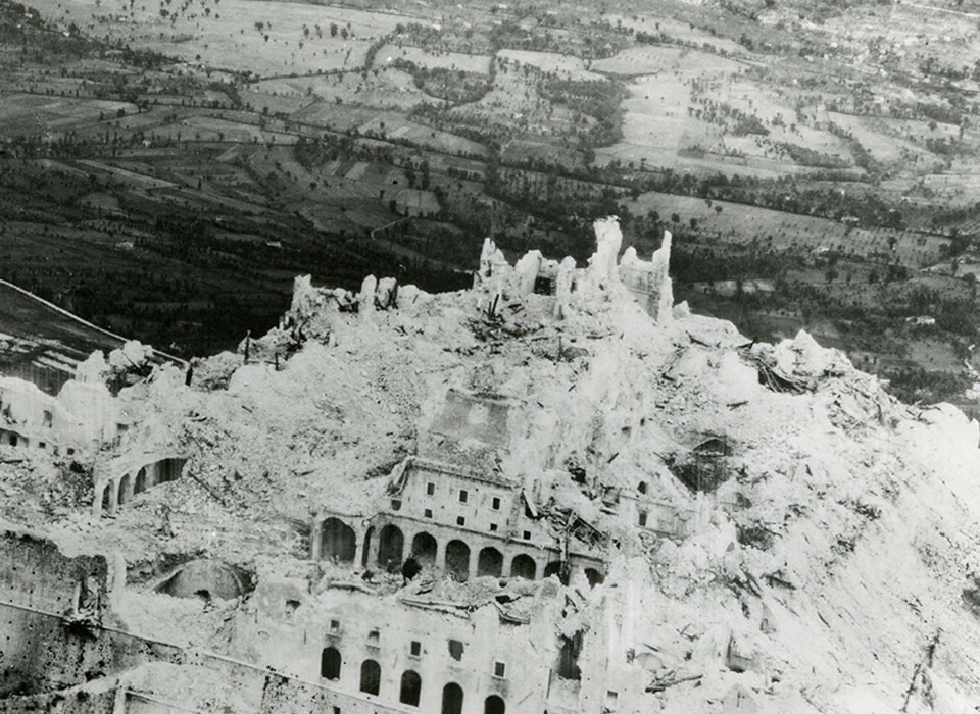 What destroyed the famous medieval hilltop abbey of Monte Cassino during the Italian Campaign in World War II?