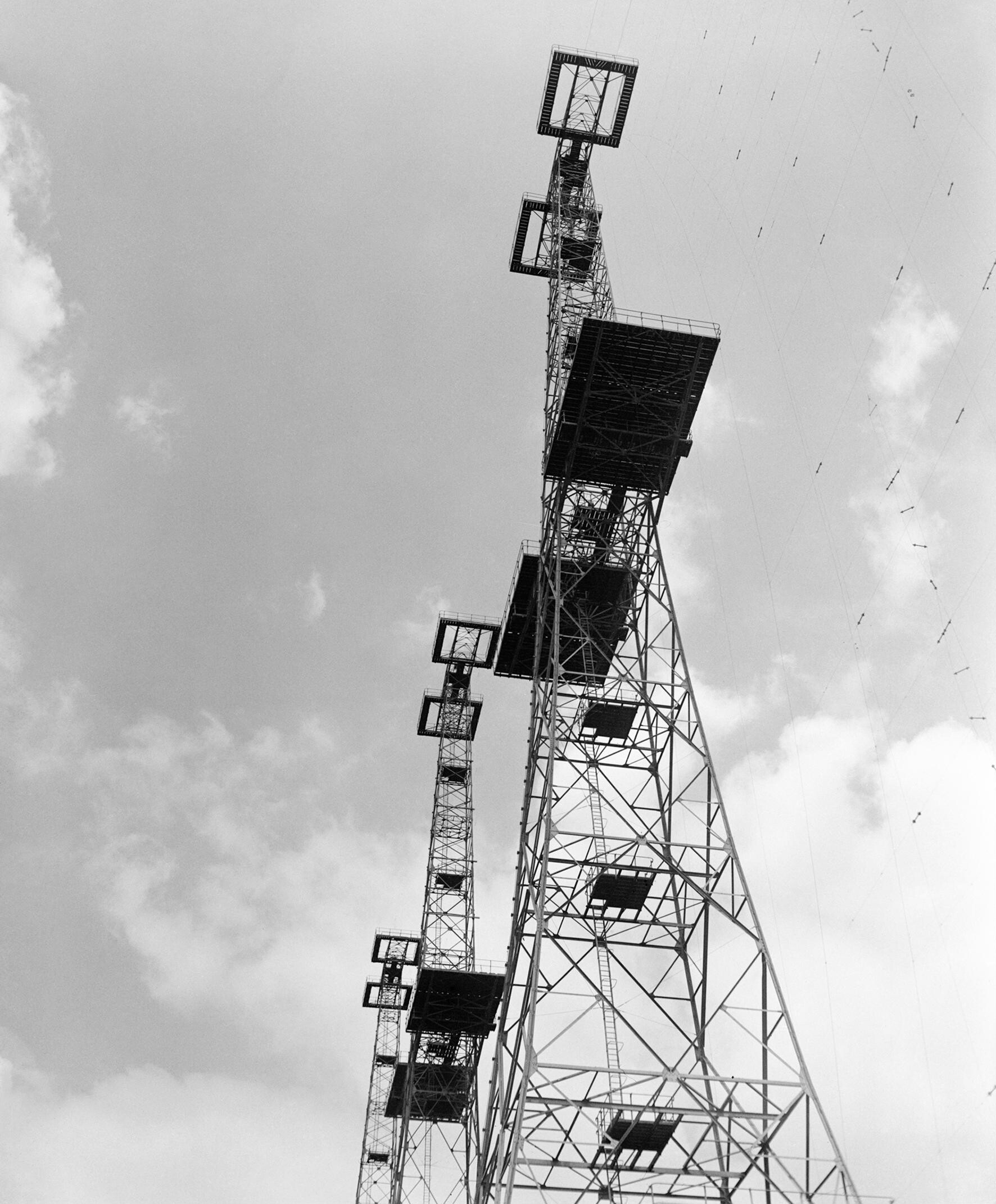 Radar research was a hot topic before and during World War II. Which nation operated the world's first early warning radar network (and the first military radar to reach operational status)? 