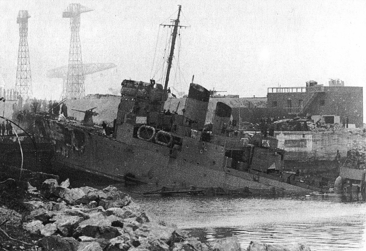 What was the strategic goal of the famous British commando raid at St Nazaire?