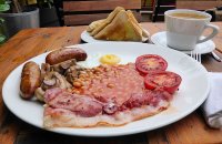 Full English Breakfast - ChristianSW, CC BY-SA 3.0 <https://creativecommons.org/licenses/by-sa/3.0>, via Wikimedia Commons